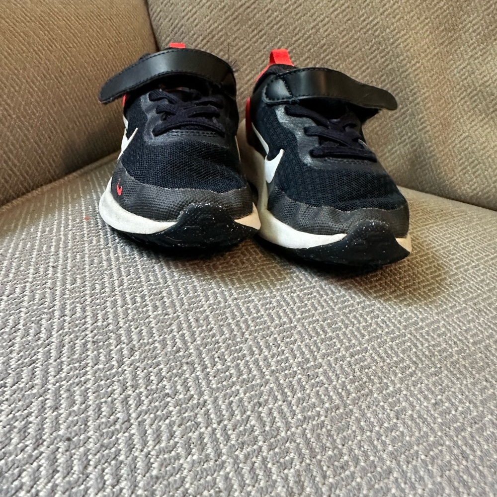 Nike Revolution 7 toddler running shoe